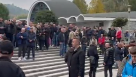 Na groblju se okupio ogroman broj ljudi, Halidovih kolega, prijatelja, ali i porodica