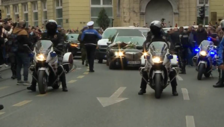 Celo Sarajevo tuguje, pevačeve slike su svuda po gradu, prema prvim procenama, na ulicama je 80.000 ljudi