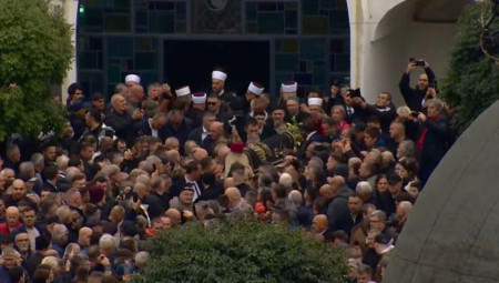 Reka ljudi trenutno prenosi sanduk Halida Bešlića do grobnog mesta