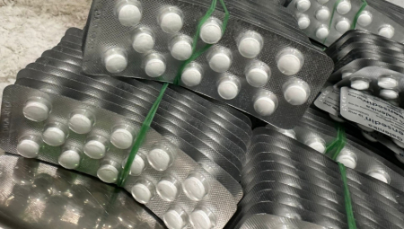 Pronađene tablete odmah su predate policijskim službenicima PU vukovarsko-sremske. Protiv vozača je nadležnom Osnovnom javnom tužilaštvu podneta krivična prijava zbog sumnje da je izvršio krivično delo "Neovlašćena proizvodnja i promet opojnih droga" - navodi se u saopštenju