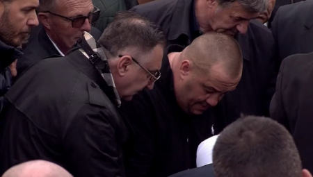 Svi su bili  slomljeni od bola zbog potresnih scena na groblju