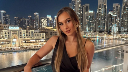 Tokom snimka jasno su se ocrtavali njeni trbušnjaci, a mlade devojke su joj putem društvenih mreža uglavnom pisale da otkrije tajnu svoje vitke linije