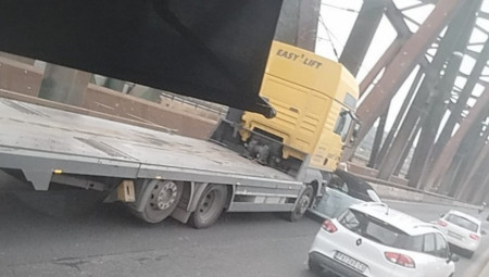 Kolona vozila dugačka više kilometara formirala se od Borče do centra Beograda na Zrenjaninskom putu, a razlog je udes u kojem su učestvovali kamion i jedno putničko vozilo