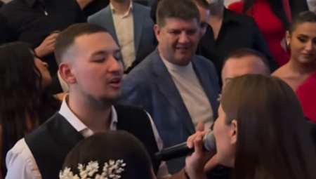 Rečima pesme dirnula kolegu