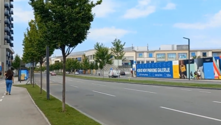 Tržni centar „Galerija“ uvodi drakonske kazne za vozače koji ne poštuju pravila parkiranja, posebno na mestima za osobe sa invaliditetom. Oduzimanje parking kartica i dodatne naknade izazvale su talas odobravanja javnosti i služe kao primer drugim tržnim centrima.