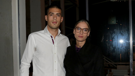 Ona ga je odvela iza stuba da ga urazumi i pokuša da mu objasni da bi bilo lepo da imaju zajedničke fotke, ali on je ostao neumoljiv