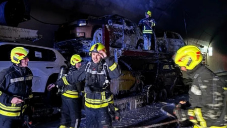 Kako se ističe u saopštenju Monteputa u 01:20 sati je došlo do samozapaljenja teretnog vozila koje je prevozilo putnička električna vozila