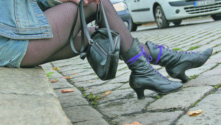 Policijski službenici Odeljenja bezbednosti Ulcinj su operativnim radom na terenu u nastavku akcije „Liberterra III“ uhapsili državljanke Kine W. R. (41), L. M. (40) i L. K. (43) zbog sumnje da su se bavile prostitucijom.