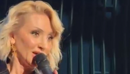 Goca je, na iznenađenje svih, sišla u publiku, pa prišla Milici Pavlović.