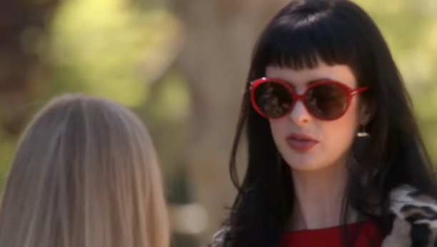 Printscreen/Youtube/donttrustthebitchinapt23