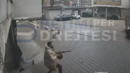 Napadač je pripadnik porodice muškarca koji je ubijen 2022. u Klini, a upravo tog dana petorica muškaraca osuđena su na 44 godina robije za to ubistvo. Na njih je otvorio vatru iz kalašnjikova kako bi se osvetio