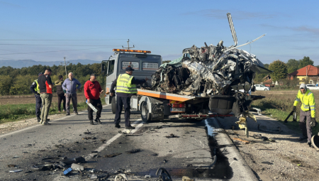 Istovremeno, nastavljena je istraga nesreće u kojoj su tri osobe poginule, a još 39 je teže i lakše povređeno, a potpukovnik policije Dejan Stević izjavio je da se pretpostavlja da je do nesreće došlo usled nepropisne brzine