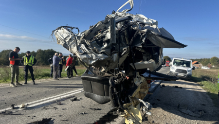 ​U ovoj teškoj saobraćajnoj nesreći nastradala je jedna osoba, vozač putničkog automobila koji je udario u autobus. U pitanju je meštanin sela Mrčajevci D.C. (54)