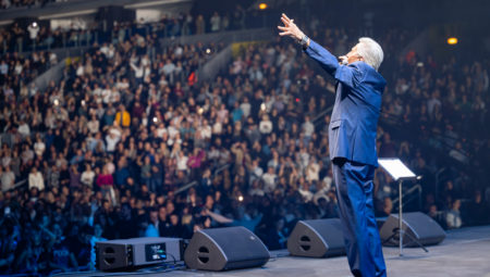 U emotivnom finišu, osvrnuo se i na nedavnu smrt velikog prijatelja, Halida
Bešlića, rekavši da nema snage da otpeva njegovu pesmu