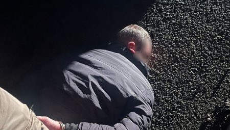 On se pominje kao član jedne organizovane kriminalne grupe, i za njim je raspisana međunarodna poternica zbog krivičnog dela kriminalno udruživanje