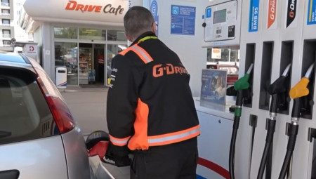 Vozači često zaborave ili ne znaju da postoji malo skriveno dugme koje poseduje skoro svaki automobil i koje može značajno da smanji potrošnju goriva