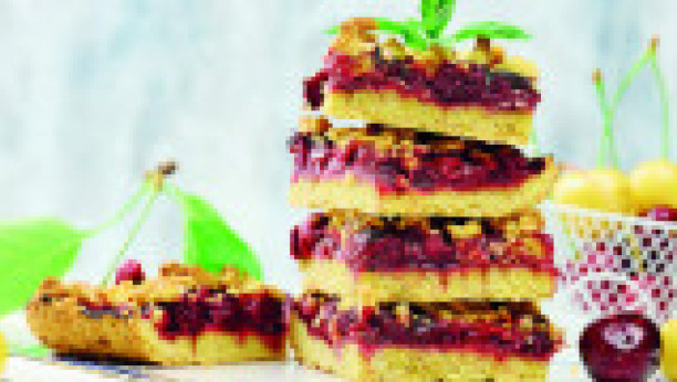 žuti kolač sa višnjama