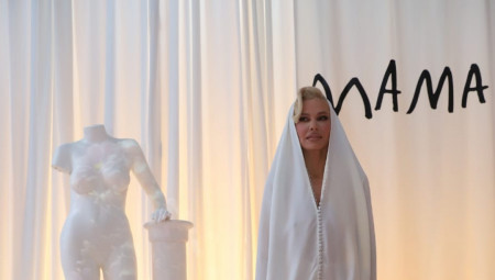 Nataša je pred našim kamerama otkrila da je toaletu kreirala njena sestra Kristina Bekvalac, te nam pripričala anegdotu.