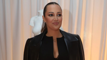 Mesec i po dana nakon porođaja Aleksandra je zablistala u uskoj, kratkoj crnoj haljini, te je odmah po dolasku pokupila sve poglede.