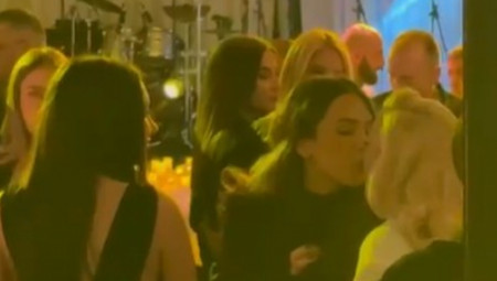 Ono što je sve prisutne ostavilo bez reči jeste momenat u kom se Bekvalčeva pred masom ljudi sa ćerkom poljubila u usta.