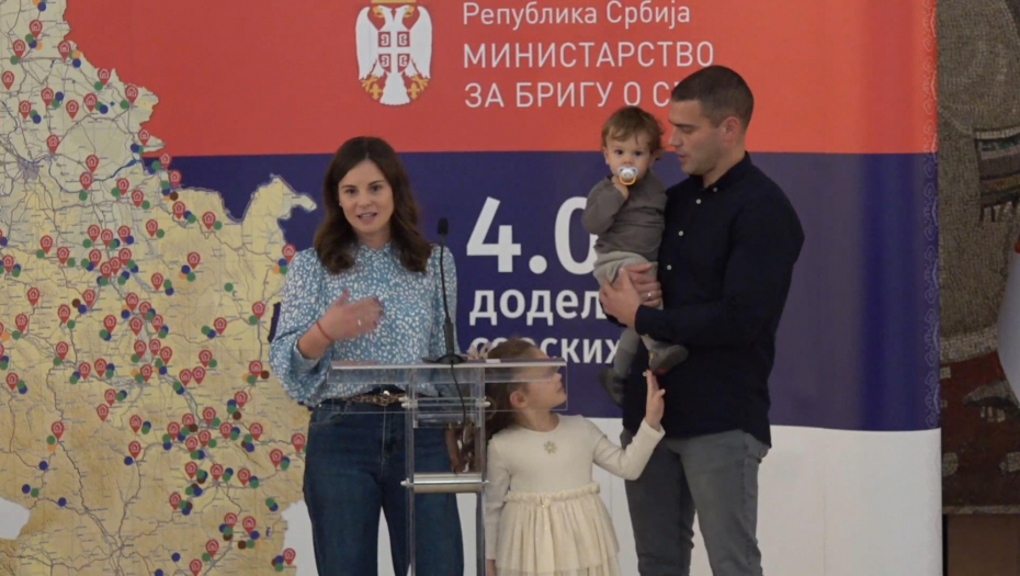 Predsednik Vučić na ceremoniji dodeljivanja ugovora za 4000. seosku kuću sa okućnicom