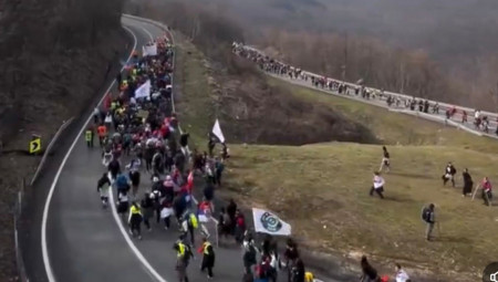 Pretnja je usledila nakon što su policajci izvršili proveru kombija koji je s plenumašuma iz Novog Pazara krenuo ka Novom Sadu, a u kome su, gle čuda, pronađene palice i biber-sprej