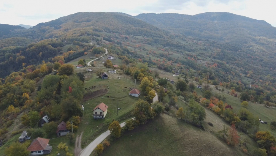 Eldina je jedina učenica u seoskoj školi