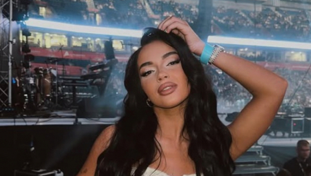 Na parkingu je napravila seriju atraktivnih fotografija, a njeni pratioci nisu mogli da sakriju oduševljenje