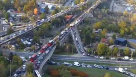 Velike gužve u saobraćaju paralisale su Beograd.