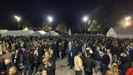 Posle današnjeg terorističkog napada u Ćacilendu, predsednik Srbije Aleksandar Vučić odmah je otišao da poseti građane koji su tamo pogođeni incidentom.