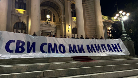 Posle današnjeg terorističkog napada koji je izvršio blokader Vladan Anđelković u Ćacilendu, veliki broj građana okupio se ispred Skupštine.