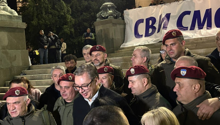 Emotivan skup podrške ispred Skupštine Srbije: građani i studenti uzvikivali „Aco Srbine“ dok je predsednik Vučić govorio o ranjenom Milanu Bogdanoviću, koji je pogođen u Ćacilendu tokom napada blokadera Vladana Anđelkovića.