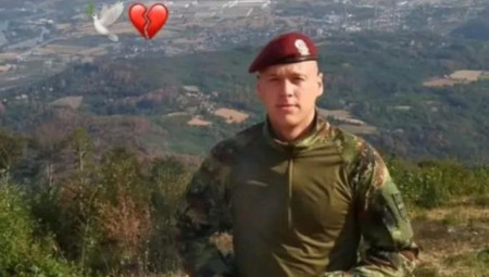 Stojanović je poginuo u utorak, 21. oktobra, prilikom skoka iz aviona, a biće sharanjen danas na lokalnom groblju u Donjoj Vrežini oko 13.30 sati