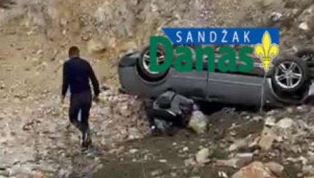 Na lokalnom putu kroz naselje Baćica u Tutinu dogodila se saobraćajna nezgoda u kojoj je automobil marke Audi sleteo s kolovoza i prevrnuo se na krov u kamenitom i strmom predelu pored puta.