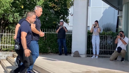 Čitanjem pismenih dokaza danas je u Višem sudu u Podgorici nastavljeno suđenje bivšem direktoru Uprave policije Veselinu Veljoviću i ostalim okrivljenima, optuženima za stvaranje kriminalne organizacije i zloupotrebu službenog položaja.