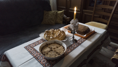 Poželjno je da se do naredne slave ona iskoristi u potpunosti, ali u slučaju da preostane i ne izgori do kraja, onda se odnosi u crkvu i zapali pre liturgije