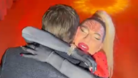 Vojislav je u rukama držao kesu poznatog brena donjeg veša pod nazivom "Victoria's secret", što je Jovani doneo kao poklon