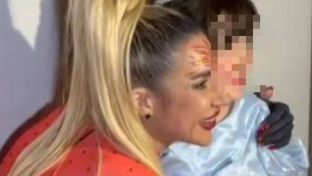 Čim je ugledala Vojislava Miloševića poletela mu je u zagrljaj, a potom je ispozirala sa roditeljima