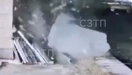 Trenutak urušavanja krova na železničkoj stanici u Sankt Peterburgu snimljen je kamerom