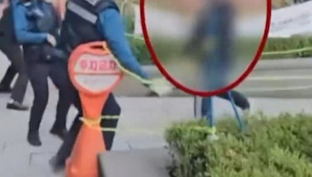 Pijani Rus napao je policajce u Južnoj Koreji satarom. Napadač je priveden, prema Telegram kanalu Shot