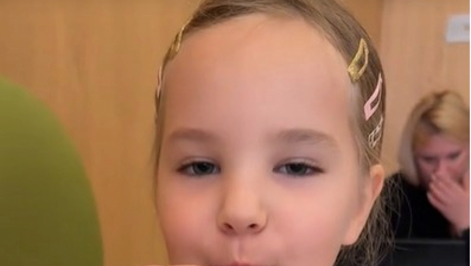 devojčica sa noktima