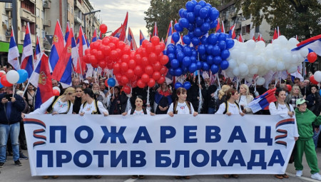 Veliki broj građana koji se protive blokadama na skupu u Požarevcu, vijore se trobojke.