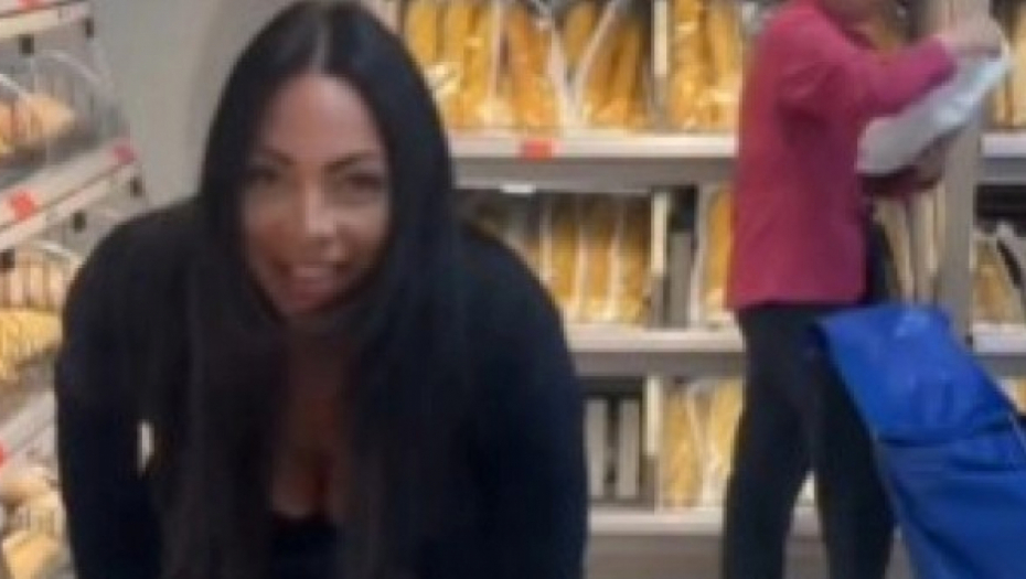 žena se skinula u prodavnici