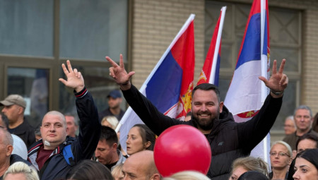 Juče su se u Kraljevu, Požarevcu i Vranju okupili građani na mirnim protestima „Građani protiv blokada“, noseći srpske trobojke i transparente, dok su premijer Macut i lider SNS Miloš Vučević izrazili podršku narodu i pozvali na mir, jedinstvo i slobodu kretanja.