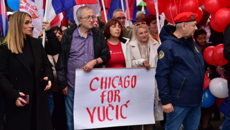 Danas su u Požarevcu, Kraljevu i Vranju održani mirni protesti 'Građani protiv blokada'. U Požarevcu su se vijorile srpske trobojke, a transparent starijeg gospodina sa porukom 'Čikago je uz Vučića' privukao je posebnu pažnju.