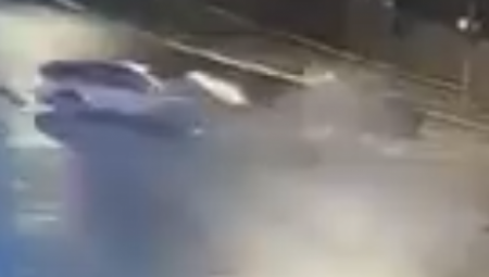 Saobraćajna nesreća dogodila se sinoć na raskrsnici ulica Heroja sa Košara i Omladinskih brigada na Novom Beogradu, odnosno kod kule West. Porodica koja je bila u automobilu marke "hjundaji" od zadobijenih povreda je preminula na licu mesta, dok je vozač "audija" prošao sa lakšim povredama