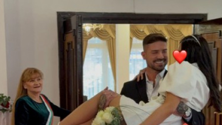 Prošlog meseca je sve iznenadio fotografijama sa venčanja, na kojima krije čak i lice supruge