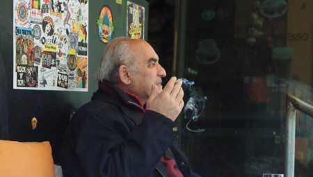 U Grčkoj od 2009. godine postoji stranka koja se intenzivno bori za prava pušača, a reč je o političkoj partiji naziva Κ.Ο.Τ.Ε.Σ. (Pušačka grupa za umetnost i vizuelnu umetnost)