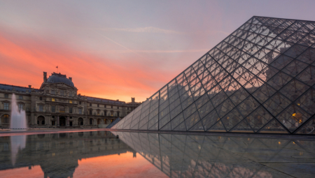 Lopovi koji su u oktobru iz muzeja Luvr ukrali krunske dragulje vredne 88 miliona evra pobegli su samo 30 sekundi pre dolaska policije, rekli su članovi istrage koju vodi francuski Senat.