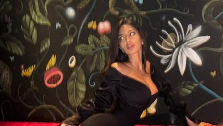 Nosila je kratku krop-top bluzu i pantalone niskog struka koje su istakle njenu izvajanu figuru